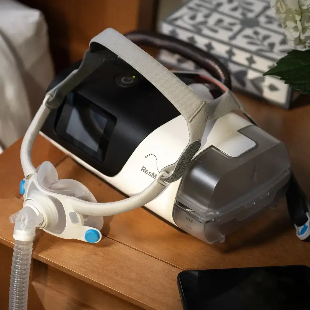 AirFit40_AirCurve11_Screen-Off-Bedside-Nightstand_2839 (1)